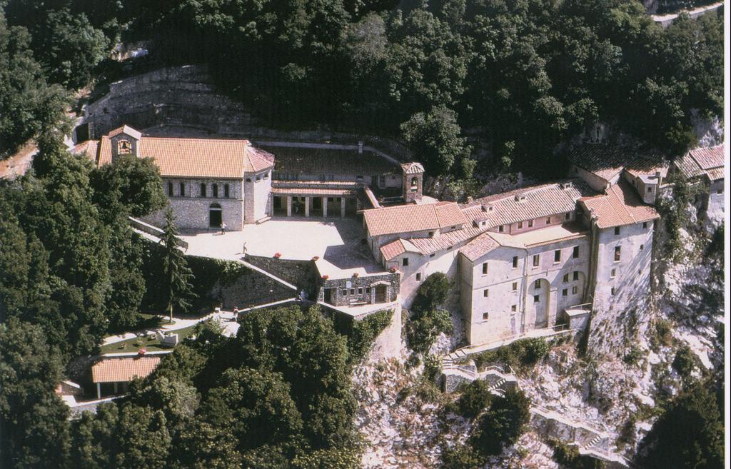 L'Angelo Pellegrino Miniappartamenti Rieti Buitenkant foto
